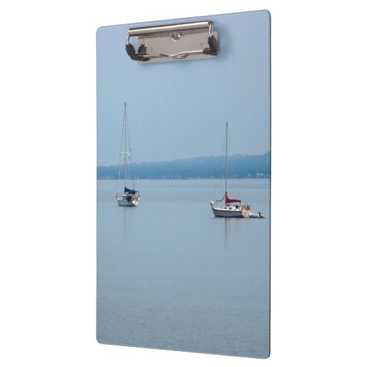 Segelboote auf dem Fluss Klemmbrett (Links)