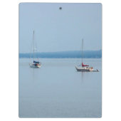 Segelboote auf dem Fluss Klemmbrett (Rückseite)