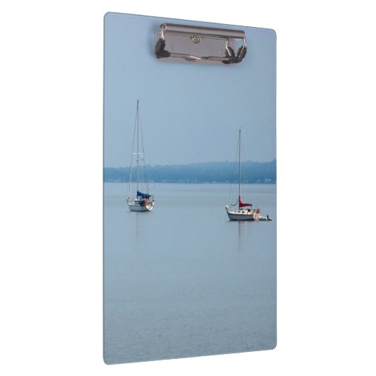 Segelboote auf dem Fluss Klemmbrett (Rechts)