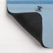 Segelboote auf dem Fluss Mousepad (Ecke)