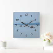 Segelboote auf dem Fluss Quadratische Wanduhr (Zuhause)