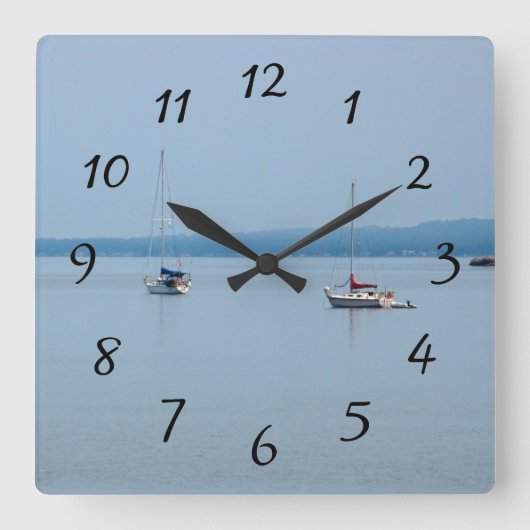 Segelboote auf dem Fluss Quadratische Wanduhr (Vorderseite)