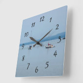 Segelboote auf dem Fluss Quadratische Wanduhr (Winkel)