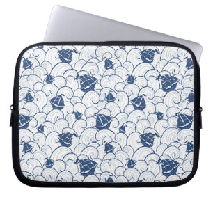 Segelboote auf dem Meeresmuster Laptopschutzhülle