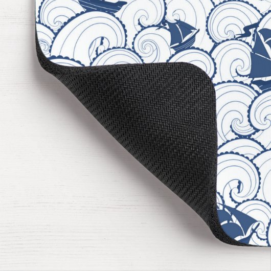 Segelboote auf dem Meeresmuster Mousepad (Ecke)