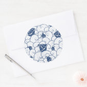 Segelboote auf dem Meeresmuster Runder Aufkleber (Umschlag)