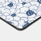 Segelboote auf dem Meeresmuster Schreibtischunterlage (Ecke)