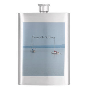 Segelboote auf der Flussflasche Flachmann