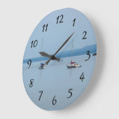 Segelboote auf der Wanduhr des Flusses (Winkel)