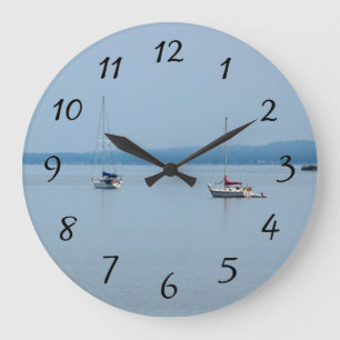 Segelboote auf der Wanduhr des Flusses