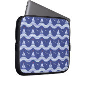 Segelboote auf einem gestreiften Seemuster Laptopschutzhülle (Vorne Rechts)