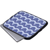 Segelboote auf einem gestreiften Seemuster Laptopschutzhülle (Vorne Knopf)