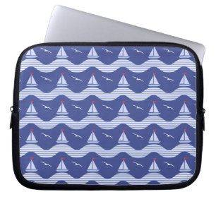 Segelboote auf einem gestreiften Seemuster Laptopschutzhülle