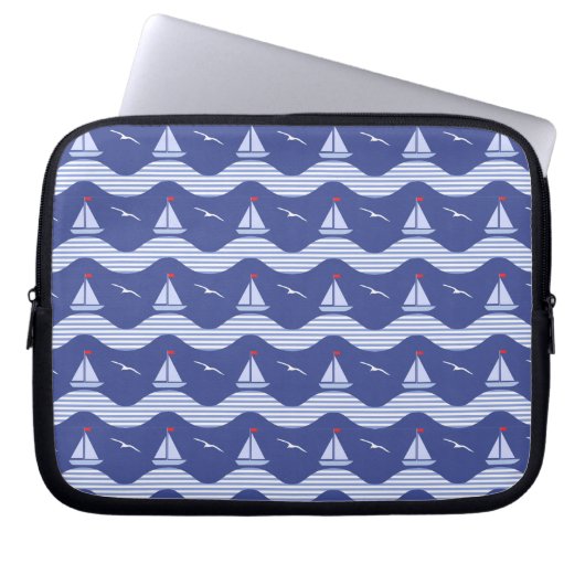 Segelboote auf einem gestreiften Seemuster Laptopschutzhülle (Vorderseite)