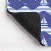 Segelboote auf einem gestreiften Seemuster Mousepad (Ecke)