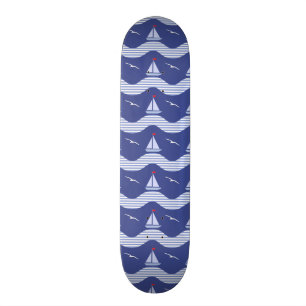 Segelboote auf einem gestreiften Seemuster Skateboard