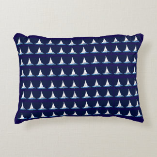 Segelboote auf Marineblau Dekokissen