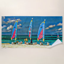 Segelboote des tropischen weißen Sandstrandes