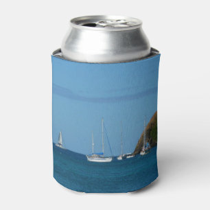 Segelboote in der Bucht Weiße und blaue Seefahrt Dosenkühler