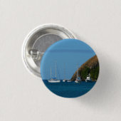 Segelboote in der Bucht Weißes und Blaues Wassersc Button (Vorne & Hinten)