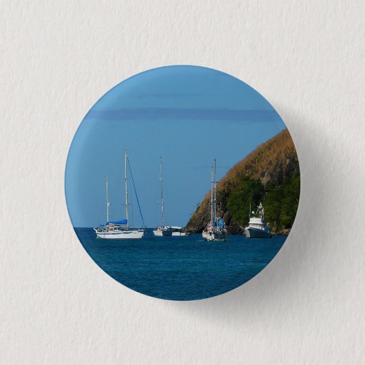 Segelboote in der Bucht Weißes und Blaues Wassersc Button (Vorderseite)
