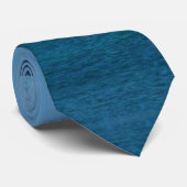 Segelboote in der Bucht Weißes und Blaues Wassersc Krawatte (Gerollt)