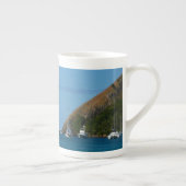 Segelboote in der Bucht Weißes und Blaues Wassersc Porzellantasse (Rechts)