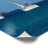 Segelboote in der Bucht Weißes und Blaues Wassersc Poster (Ecke)