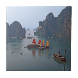 Segelboote in der Ha-Long-Bucht - Vietnam, Asien Fliese