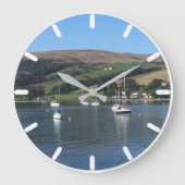 Segelboote in einer Bucht in Sunny Scotland. Große Wanduhr (Vorderseite)