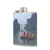 Segelboote in Ha Long Bay - Vietnam, Asien Flachmann (Links)