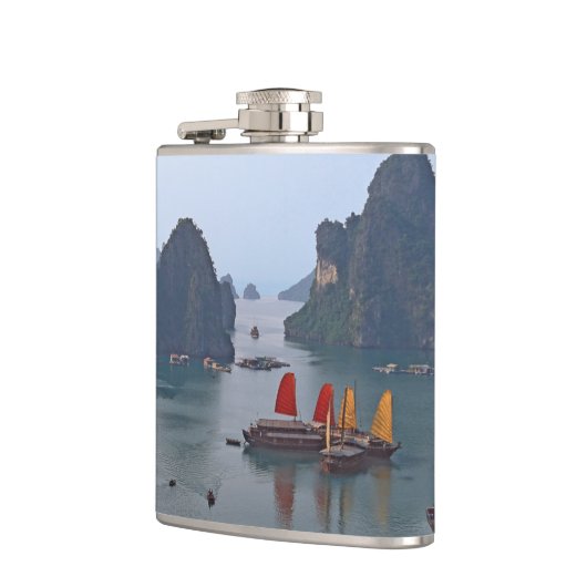 Segelboote in Ha Long Bay - Vietnam, Asien Flachmann (Links)