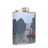 Segelboote in Ha Long Bay - Vietnam, Asien Flachmann (Rechts)