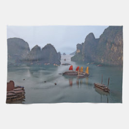 Segelboote in Ha Long Bay - Vietnam, Asien Geschirrtuch