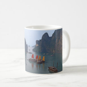 Segelboote in Ha Long Bay - Vietnam, Asien Kaffeetasse