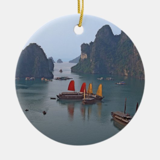 Segelboote in Ha Long Bay - Vietnam, Asien Keramik Ornament (Vorne)