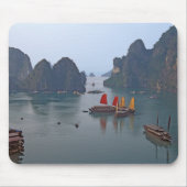 Segelboote in Ha Long Bay - Vietnam, Asien Mousepad (Vorne)