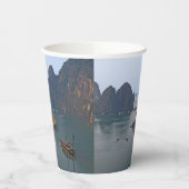 Segelboote in Ha Long Bay - Vietnam, Asien Pappbecher (Links)