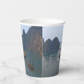 Segelboote in Ha Long Bay - Vietnam, Asien Pappbecher (Rechts)