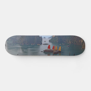 Segelboote in Ha Long Bay - Vietnam, Asien Skateboard