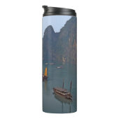 Segelboote in Ha Long Bay - Vietnam, Asien Thermosbecher (Nach rechts gedreht)