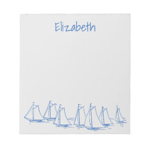 Segelboote in Marineblau auf personalisiertem Grau Notizblock