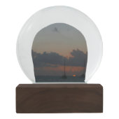 Segelboote in Sunset Tropical Seascape Schneekugel (Rückseite)
