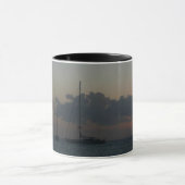 Segelboote in Sunset Tropical Seascape Tasse (Zentrum)