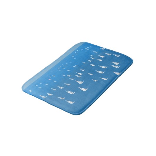 Segelboote in tiefblauem Meer - Regatta Sailboote Badematte (Schrägansicht)