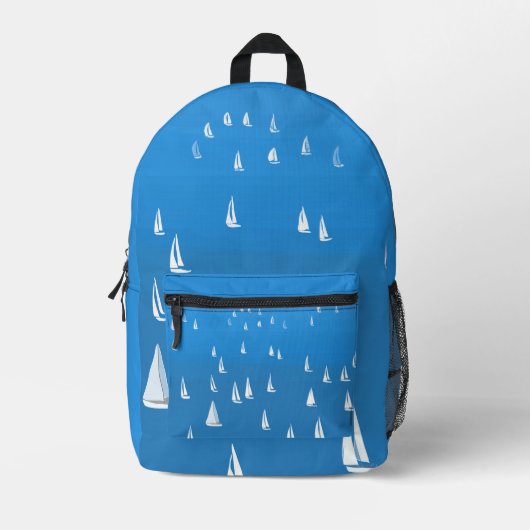 Segelboote in tiefblauem Meer - Regatta Sailboote Bedruckter Rucksack (Vorderseite)