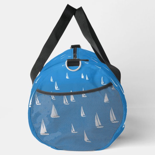 Segelboote in tiefblauem Meer - Regatta Sailboote Duffle Bag (Rechts)