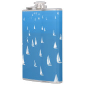 Segelboote in tiefblauem Meer - Regatta Sailboote Flachmann (Links)