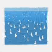 Segelboote in tiefblauem Meer - Regatta Sailboote Fleecedecke (Vorderseite (Horizontal))