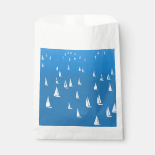 Segelboote in tiefblauem Meer - Regatta Sailboote Geschenktütchen